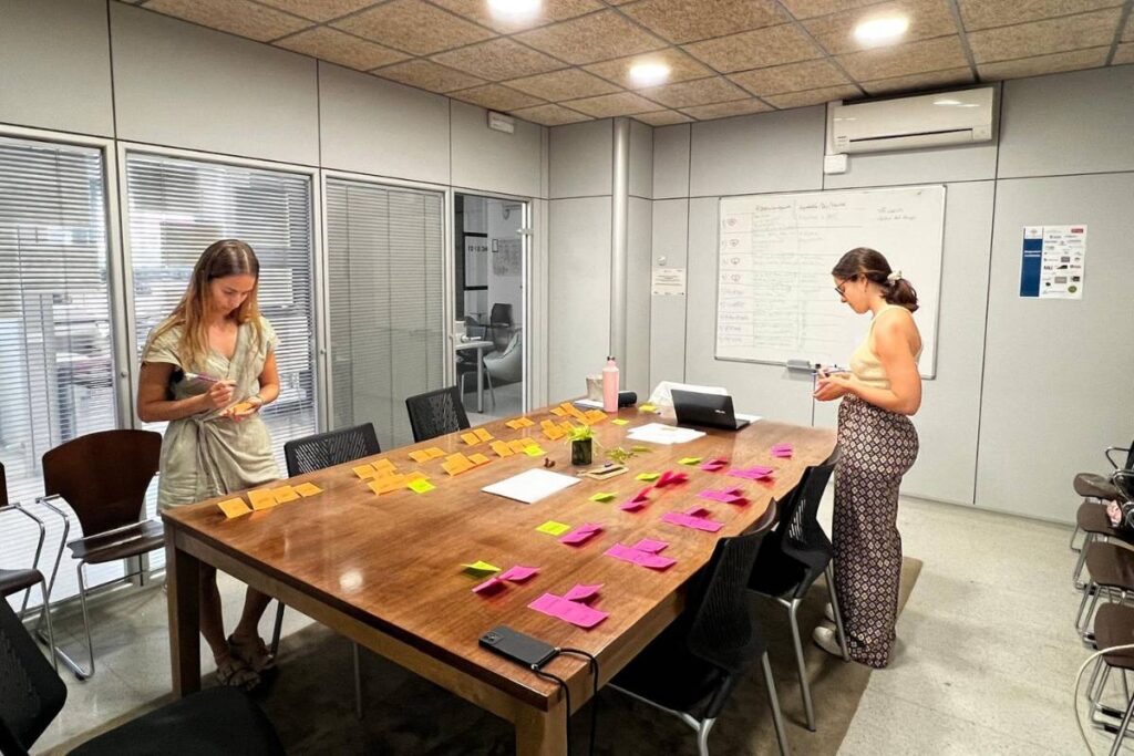 PERSONES EMPRENEDORES- PORTADA- Contornrs post its